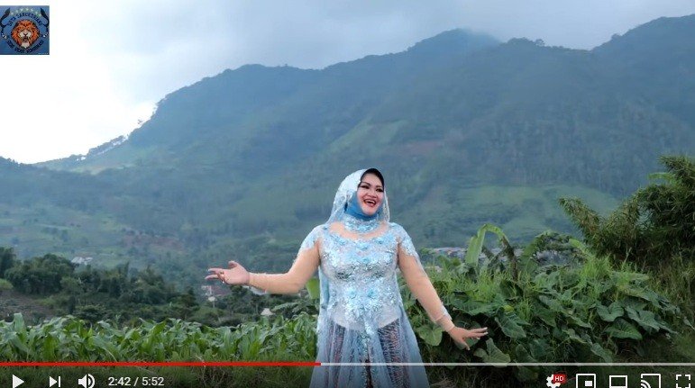 Mantan istri Sule, Lina, di dalam video klip Duta Sangkuriang [YouTube/Bunda Lina TV]