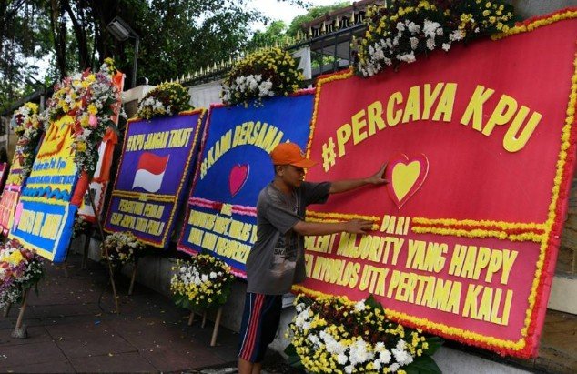 Karangan bunga berpesan unik di Kantor KPU (Facebook)