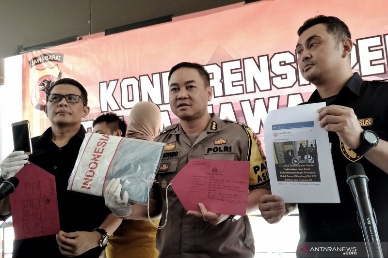 Kabid Humas Polda Jabar Kombes Trunoyudo Wisnu Andiko memperlihatkan barang bukti penyebar berita bohong di Mapolda Jabar, Jalan Soekarno Hatta, Kota Bandung, Selasa (23/4/2019). [Antara News/Bagus Ahmad Rizaldi]