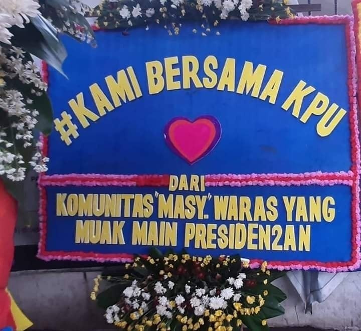 Karangan bunga berpesan unik di Kantor KPU (Facebook)