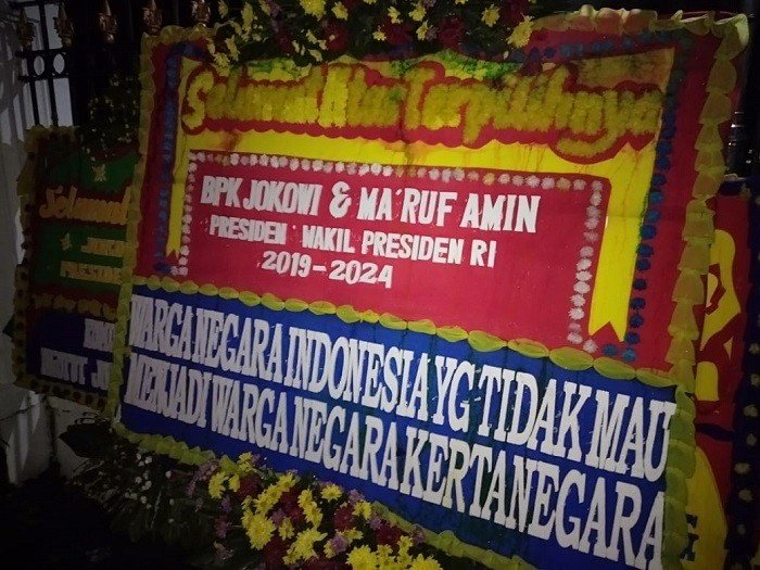 Karangan bunga untuk Capres dan Cawapres nomor urut 1 Jokowi - Maruf Amin yang dipajang di Istana Kepresidenan, Jakarta, Rabu (24/4/2019) malam. [Suara.com/Ummi Hadyah Saleh]