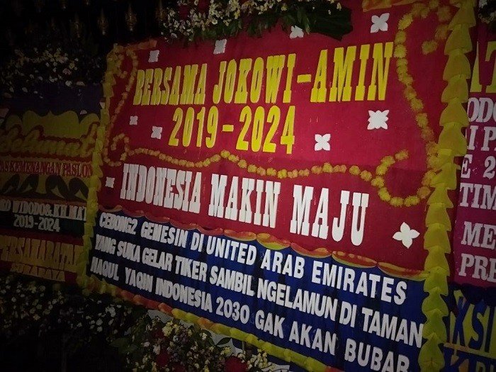 Karangan bunga untuk Capres dan Cawapres nomor urut 1 Jokowi - Maruf Amin yang dipajang di Istana Kepresidenan, Jakarta, Rabu (24/4/2019) malam. [Suara.com/Ummi Hadyah Saleh]