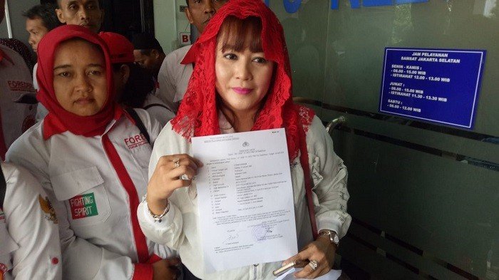 Dewi Tanjung melaporkan politikus PAN Eggi Sudjana ke Polda Metro Jaya atas tuduhan dugaan makar, Rabu (24/4/2019). [Suara.com/Yosea Arga Pramudita]