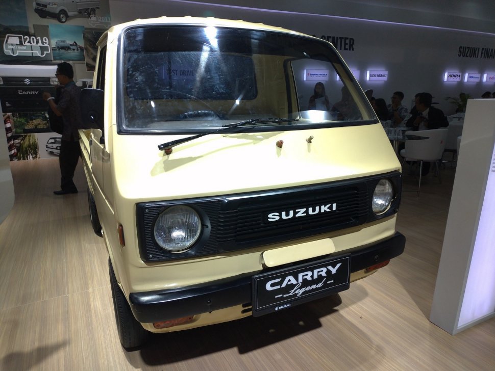 Suzuki Carry ST20 produksi tahun 1981, yang lazim disebut Carry Truntung, keluar sebagai pemenang utama kontes Legenda Carry di arena IIMS 2019, Jumat (26/4/2019). [Suara.com/Manuel Jeghesta Nainggolan]