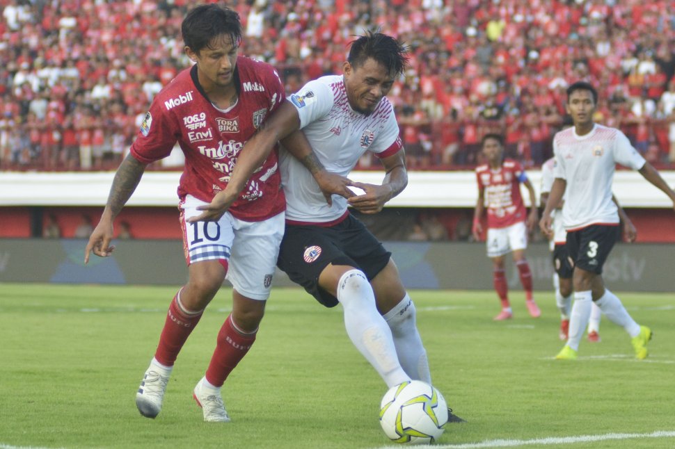 Pesepak bola Bali United Irfan Bachdim (kiri) berebut bola dengan pesepak bola Persija Jakarta Maman Abdurahman (kanan) saat pertandingan leg pertama perempat final Piala Indonesia di Stadion Kapten I Wayan Dipta, Gianyar, Bali, Jumat (26/4/2019). Dalam pertandingan tersebut, Bali United berhasil mengalahkan Persija Jakarta dengan skor 2-1. ANTARA FOTO/Fikri Yusuf