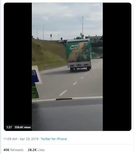 Demi Menantu Ngidam, Pasangan Orangtua Kejar Truk Milo (twitter.com/AzmerMerzam)