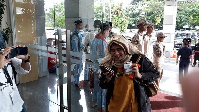 Neno Warisman Hotel Lor In, Sentul Bogor, Rabu (1/5/2019), untuk menghadiri Ijtimak Ulama III. [Suara.com/Novrian Ardiansyah]