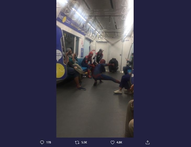 Spiderman naik MRT (twitter.com/lewlnatic)