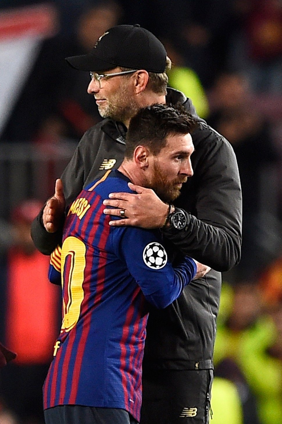 Manajer Liverpool Jurgen Klopp memeluk pemain Barcelona Lionel Messi usai pertandingan leg pertama babak semifinal Liga Champions di Camp Nou, Kamis (2/5/2019) [AFP]