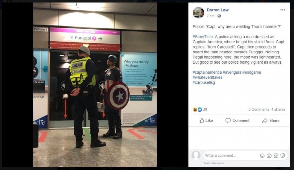 Sosok Captain America naik MRT (facebook.com/darnlow)