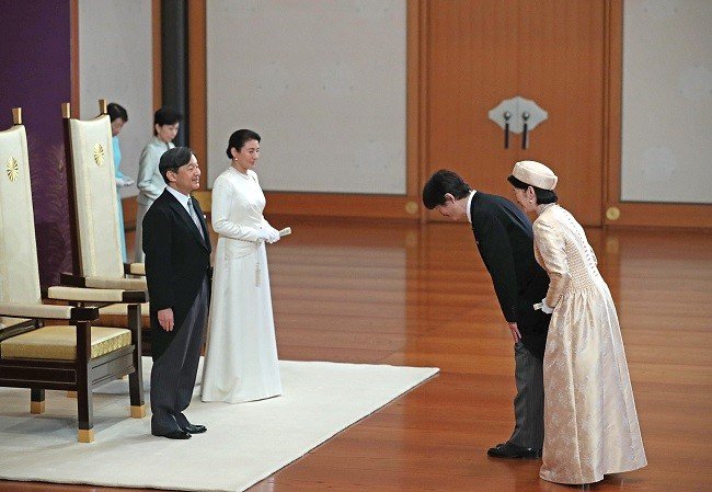 Kaisar Naruhito dan istri menerima ucapan selamat saat hari pelatikan Kaisar Jepang yang baru, Rabu (1/5/2019). (AFP)