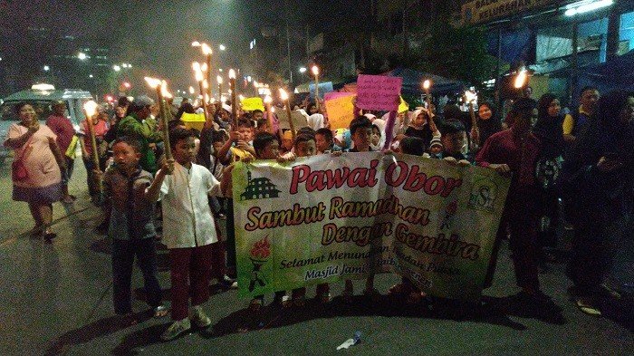 Warga Kecamatan Senen, Jakarta Pusat, DKI Jakarta, mmenggelar acara pawai obor untuk menyambut Bulan Ramadan 2019, Jumat (3/5) malam. [Suara.com/Stephanus Aranditio]