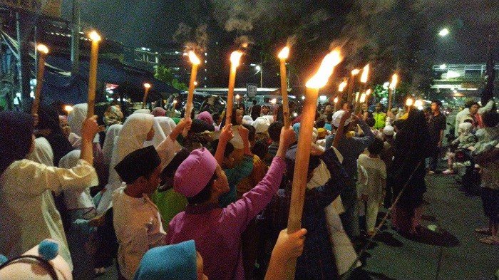 Warga Kecamatan Senen, Jakarta Pusat, DKI Jakarta, mmenggelar acara pawai obor untuk menyambut Bulan Ramadan 2019, Jumat (3/5) malam. [Suara.com/Stephanus Aranditio]