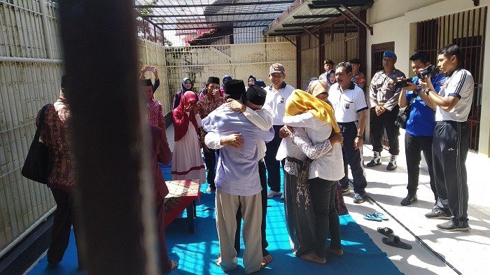 Suasana akad nikah tersangka narkoba Egy Pramono dengan kekasihnya Wahyu Dwi Nuryani di ruang olahraga tahanan Polres Blitar Kota, Jumat (3/5/2019). [Suara.com/Agus H]