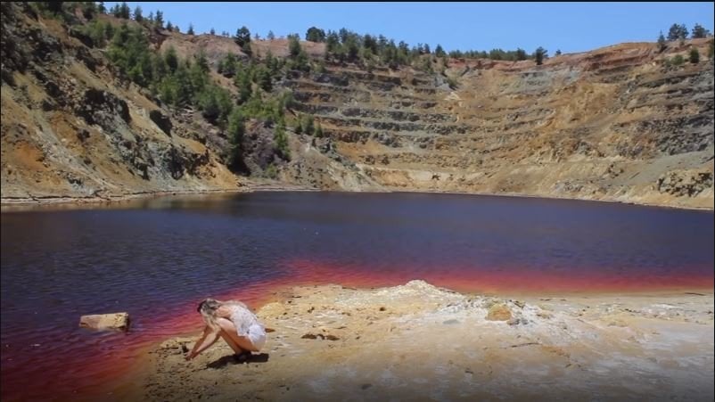 Vlogger tak sengaja rekam mayat dalam koper saat liburan ke Danau Merah (youtube.com/Sarah Funk)