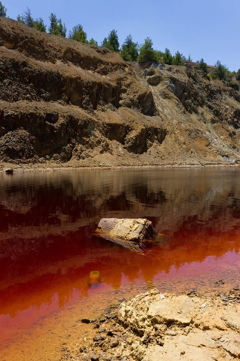 Vlogger tak sengaja rekam mayat dalam koper saat liburan ke Danau Merah (Credit: Sarah Funk)