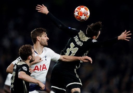 Pemain Tottenham Hotspur Fernando Llorente bertarung memperebutkan bola dengan pemain Ajax di leg pertama semifinal Liga Champions yang berlangsung di Tottenham Hotspur Stadium, Rabu (1/5/2019) [AFP]