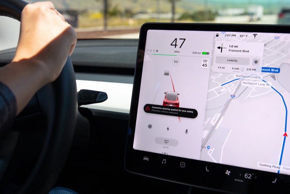 Sistem Emergency Lane Departure Avoidance di Mobil Tesla. (Tesla)