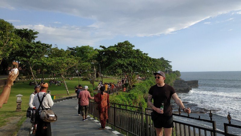 Wisata di Tanah Lot, Bali (Suara.com/Firsta)