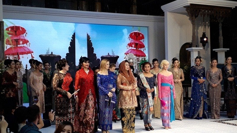 Yenny Wahid, Menteri Yohana dan Susi Pudjiastuti dalam acara Fashion & Culture Festival 2019. [Suara.com/Risna]