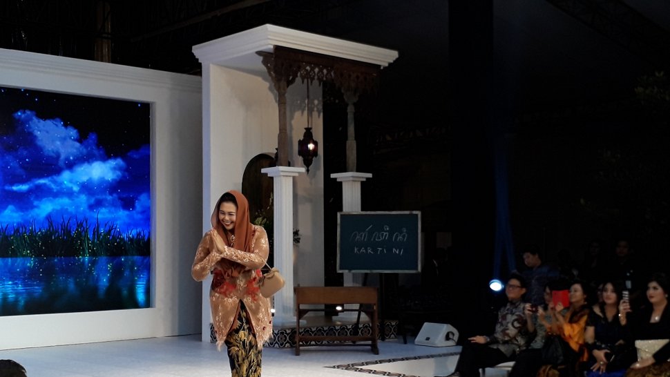 Aksi Yenny Wahid berjalan di catwalk dalam acara Fashion & Culture Festival 2019. [Suara.com/Risna]