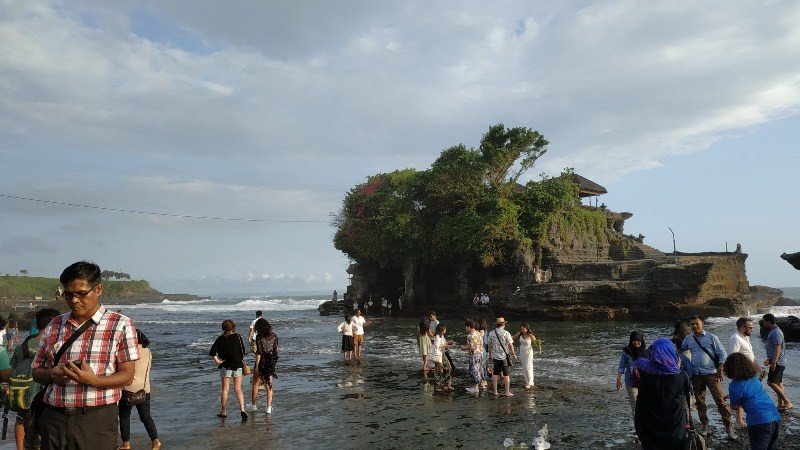 Wisata di Tanah Lot, Bali (Suara.com/Firsta)