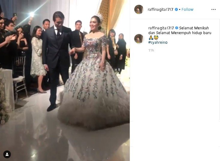 Gaun pengantin Syahrini. (Instagram/@raffinagita1717)