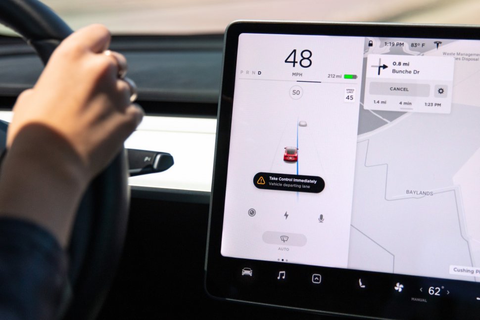 Sistem Lane Departure Avoidance di Mobil Tesla. (Tesla)