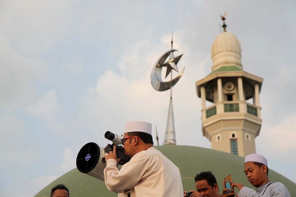 Petugas memantau penampakan Hilal di Masjid Al-Musyari'in, Basmol, Jakarta, Minggu (5/5). [Suara.com/Arief Hermawan P]