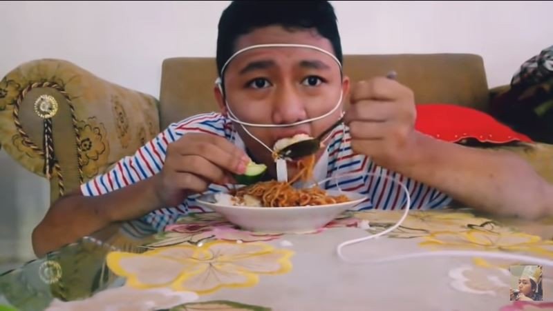 Remaja lilit kepala dengan kabel earphone untuk ASMR (youtube.com/Alexist Rafiquel)