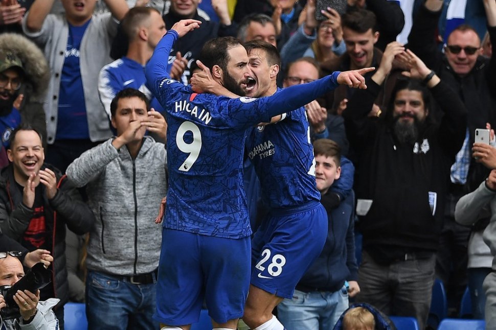 Penyerang Chelsea, Gonzalo Higuain (kiri) merayakan golnya ke gawang Watford bersama bek Cesar Azpilicueta, dalam laga pekan ke-37 Liga Inggris 2018/2019 di Stamford Bridge, Minggu (5/5/2019) malam WIB. [Daniel LEAL-OLIVAS / AFP]