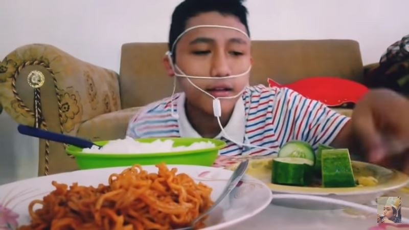 Remaja lilit kepala dengan kabel earphone untuk ASMR (youtube.com/Alexist Rafiquel)