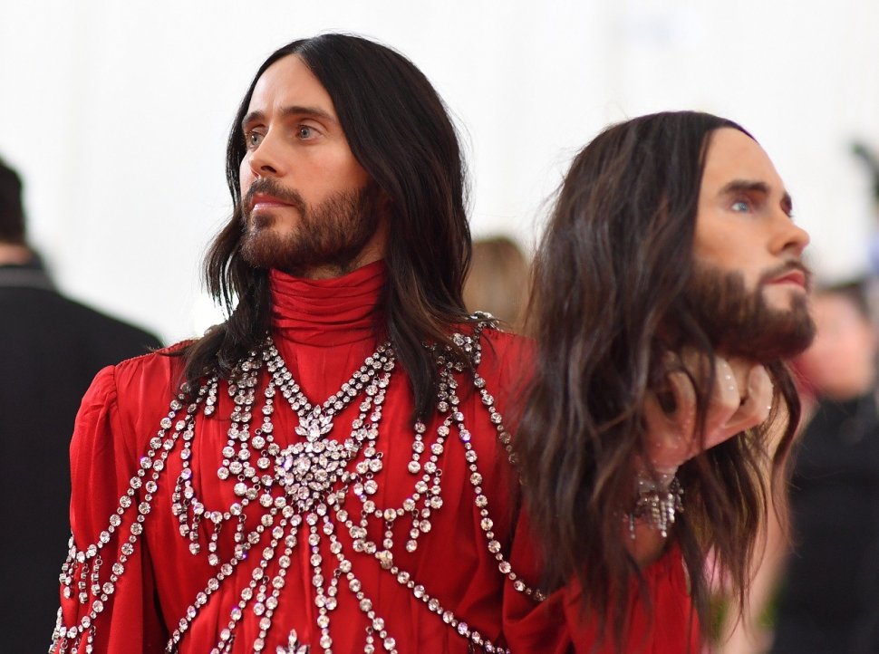 Jared Leto membawa penggalan kepala mirip wajahnya. [ANGELA WEISS / AFP]