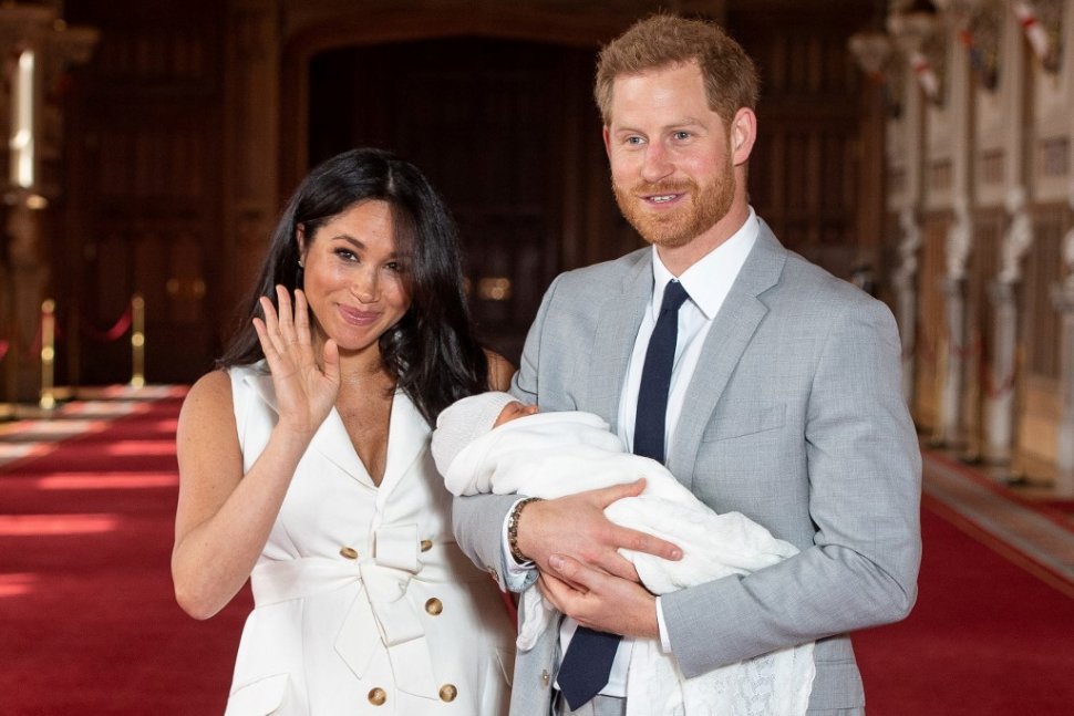 Pangeran Harry dan Meghan Markle mengumumkan nama putera pertama mereka, Archie Harrison Mountbatten-Windsor, di London, Inggris, Rabu (9/5/2019). [AFP/Dominic Lipinski]