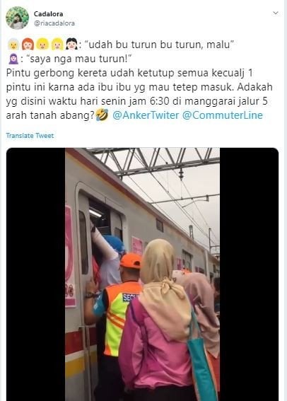 Aksi ibu-ibu memaksa masuk KRL (twitter.com/riacadalora)