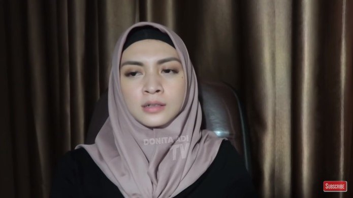 Donita berhijab. (YouTube/Adi Donita Svarga Channel)