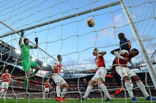 Pemain Valencia Mouctar Diakhaby menjebol gawang Arsenal di leg pertama semifinal Liga Europa yang berlangsung di Emirates Stadium, Jumat (3/5/2019) [AFP]