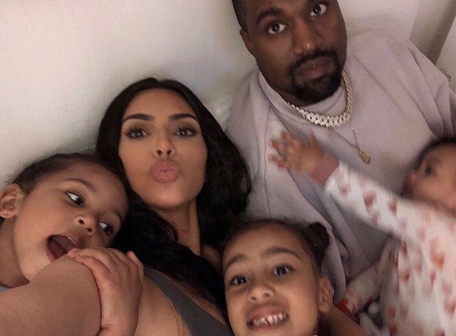 Kim Kardashian dan Kanye West bersama tiga anaknya. [Instagram]