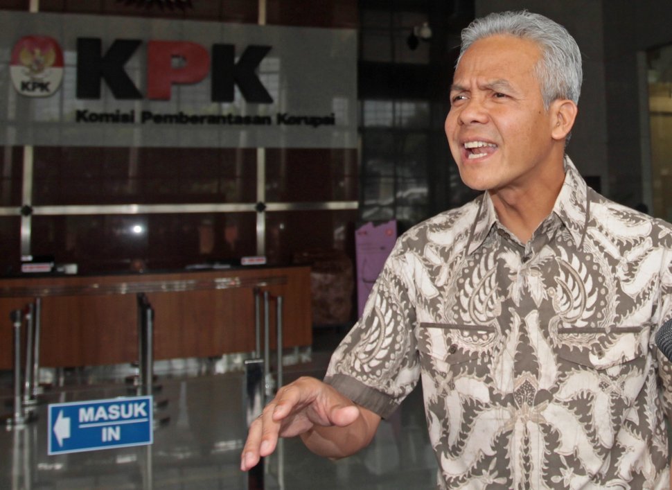 Gubernur Jawa Tengah, Ganjar Pranowo meninggalkan gedung KPK usai menjalani pemeriksaan di Jakarta, Jumat (10/5). ANTARA FOTO/Reno Esnir