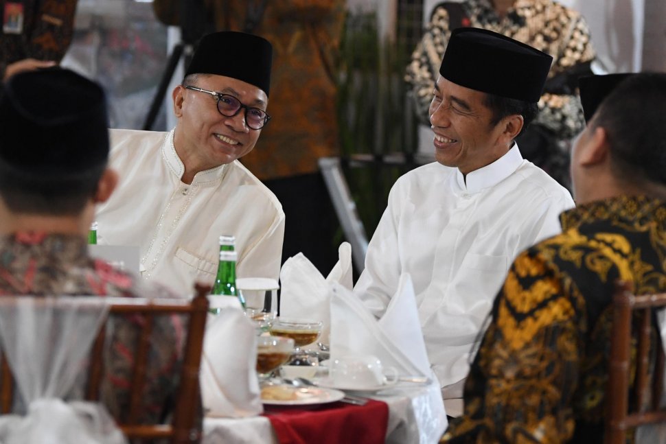 Presiden Joko Widodo (kanan) berbincang dengan Ketua MPR Zulkifli Hasan ketika menghadiri buka puasa bersama pimpinan lembaga tinggi negara di Rumah Dinas Ketua MRR Kawasan Widya Chandra Jakarta, Jumat (10/5/2019). ANTARA FOTO/Wahyu Putro A