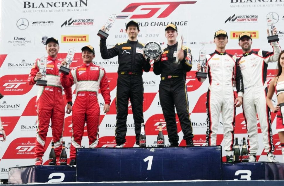 Duet pebalap tim T2 Motorsports, David Tjiptobiantoro (kiri) dan Rio Haryanto (kedua dari kiri), menempati podium kedua pada balapan atau race pertama seri kedua Blancpain GT World Challenge 2019 di Chang International Circuit, Buriram, Thailand, Sabtu (11/5). [Dok. T2 Motorsports]