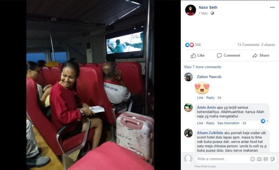 Penumpang bagi-bagi buka puasa saat feri mogok (facebook.com/Nasx Seth)