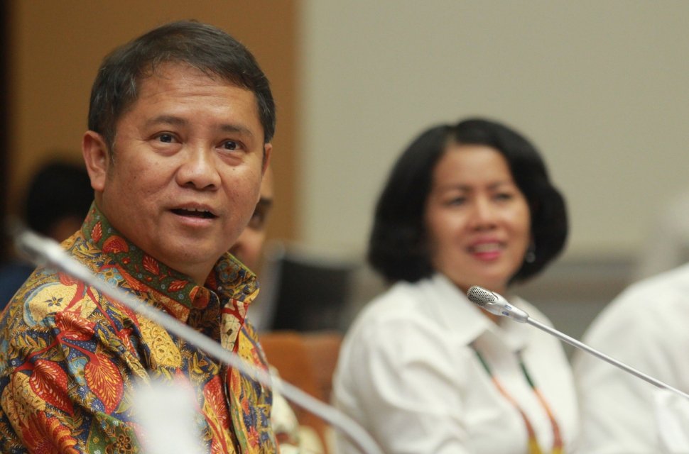 Menkominfo Rudiantara (kiri) menghadiri Rapat Kerja dengan Komisi I DPR di Kompleks Parlemen Senayan, Jakarta, Senin (13/5/2019). [Antara/Muhammad Iqbal]