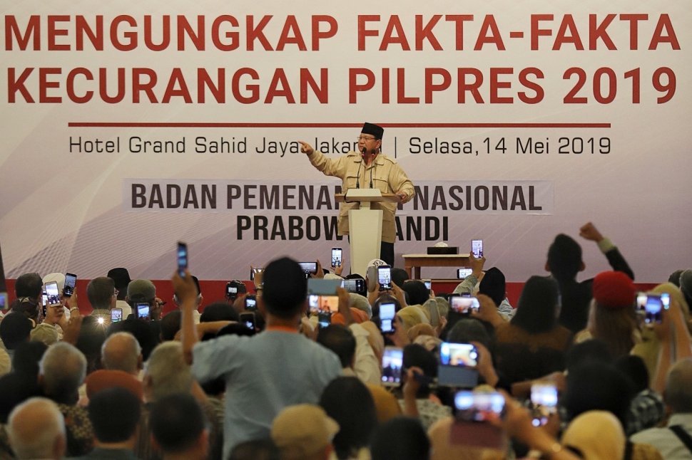 Calon Presiden 02 Prabowo Subianto saat memberi sambutan saat menggelar acara yang bertajuk Mengungkap Fakta-Fakta kecurangan Pilpres 2019 di Grand Sahid Jaya, Jakarta, Selasa (14/5). [Suara.com/Muhaimin A Untung]