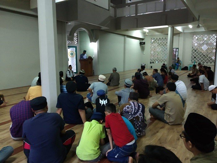 Jemaah Ahmadiyah sedang mendengar ceramah sembari menunggu waktu berbuka puasa Ramadan di Masjid Al Mubarak, Jalan Moch Kahfi, Jagakarsa, Lenteng Agung, Jakarta Selatan, Minggu (12/5/2019). [Suara.com/Erick Tanjung]