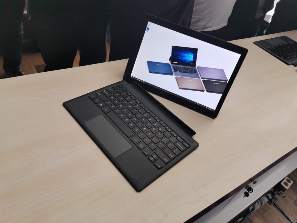 Laptop 2-in-1 Nexstgo Avita Magnus diluncurkan di Jakarta, Kamis (16/5/2019). [Suara.com/Tivan Rahmat]