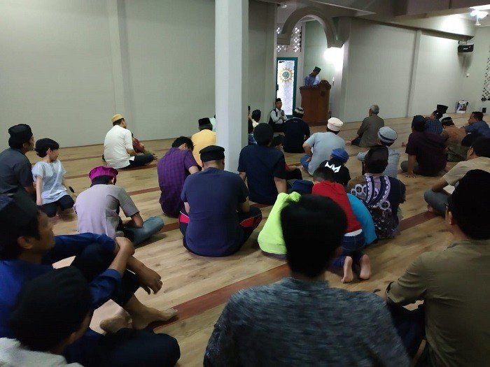 Jemaah Ahmadiyah sedang mendengar ceramah sembari menunggu waktu berbuka puasa Ramadan di Masjid Al Mubarak, Jalan Moch Kahfi, Jagakarsa, Lenteng Agung, Jakarta Selatan, Minggu (12/5/2019). [Suara.com/Erick Tanjung]