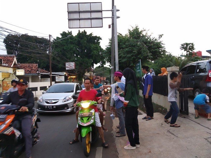 Jemaah Ahmadiyahberbagi takjil sembari menunggu waktu berbuka puasa Ramadan di Masjid Al Mubarak, Jalan Moch Kahfi, Jagakarsa, Lenteng Agung, Jakarta Selatan, Minggu (12/5/2019). [Suara.com/Erick Tanjung]