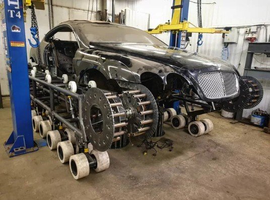 Bentley "Ultratank" karya modifikator Rusia. (9gag.com)