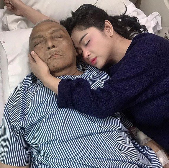 Ayah Dewi Perssik sukses menjalani operasi. [Instagram]